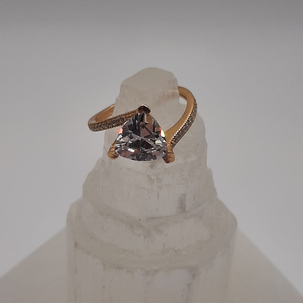 R713 Sterling Silver Gold Trillion Ring - Charmed Aroma